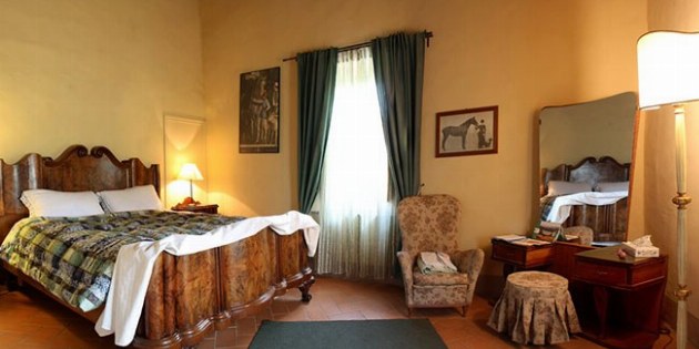 altes Bett mit Schminktisch, Sesseln und Spiegel